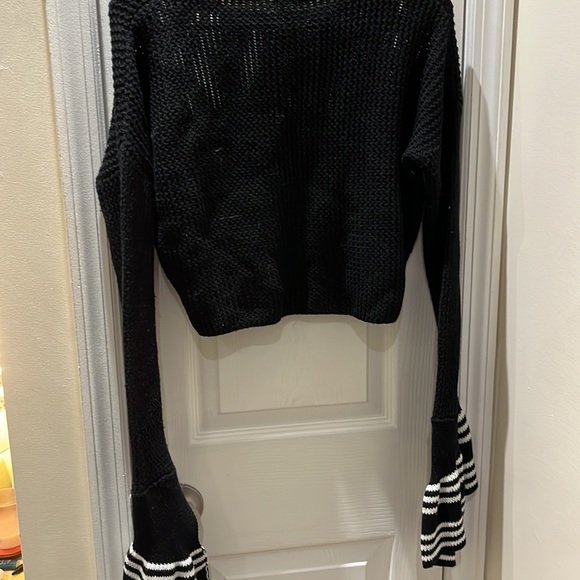 Essie Black and White Cropped Sweater - Picture 5 of 6
